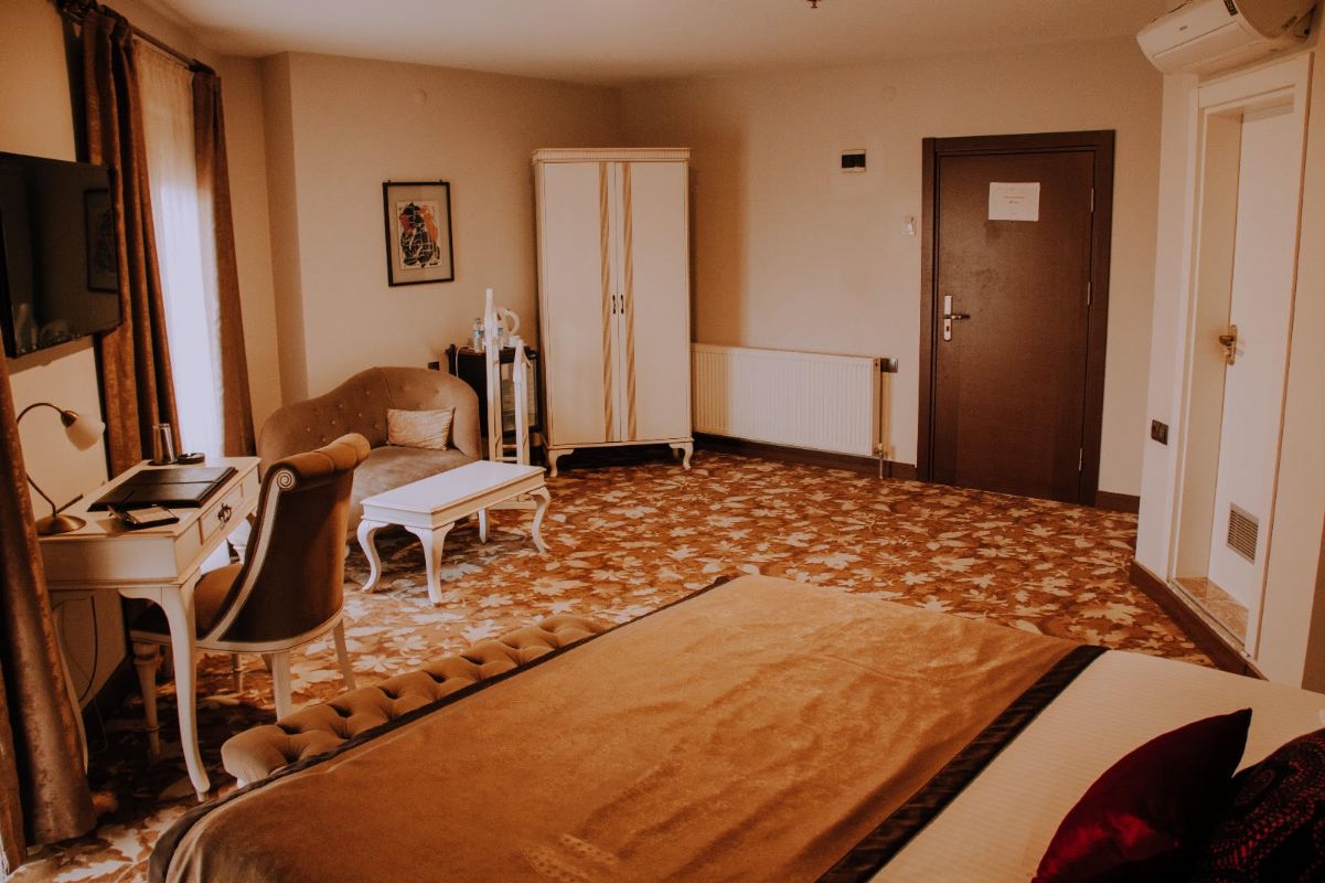 Luxury Tek Büyük veya İki Ayrı Yataklı Oda | Oturma alanı | Plazma televizyon